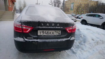 Автомобиль с флагом Чечни перегородил движение пешеходов в центре Кемерова
