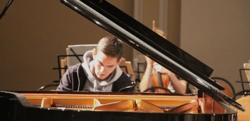"В 3 года он дал первый сольный концерт". В Карельской филармонии выступит один из самых ярких пианистов России