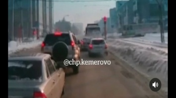 Момент столкновения легковушки и трамвая в Кемерове попал на видео
