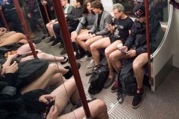 Жители Лондона 11-ый раз подряд разделись в метро ради веселья
