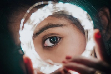 Ученым впервые удалось заснять редкий феномен свечения глаз человека