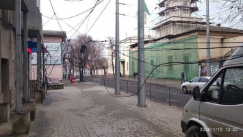 "Последствия" капремонта: улица в центре Симферополя опутана проводами