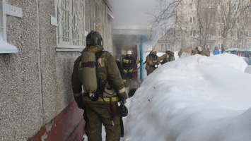 В Барнауле из-за пожара эвакуировали жителей одного подъезда