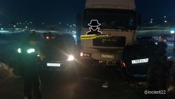 Иногородняя фура протаранила несколько легковых авто на оживленной магистрали в Барнауле
