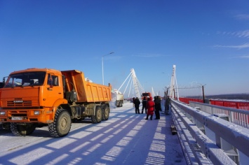 Первый автомобильный мост между Россией и Китаем прошел тестовые испытания