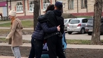 Пьяная пара в Барнауле гуляла с коляской, качаясь и падая