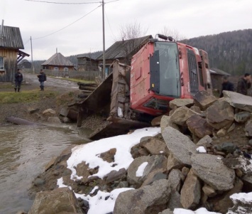 Груженый самосвал опрокинулся на мосту в кузбасском поселке