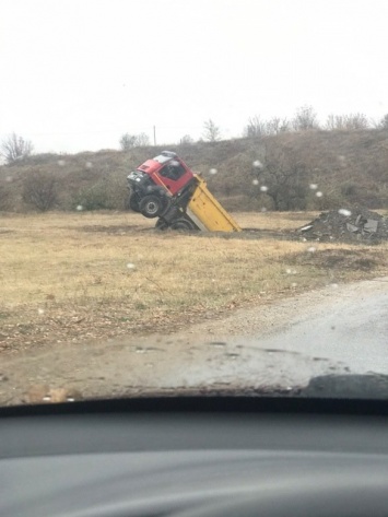 В Симферополе грузовик провалился под землю