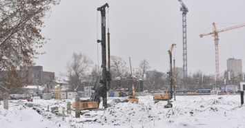 В Екатеринбурге на месте снесенной телебашни началось строительство ледовой арены
