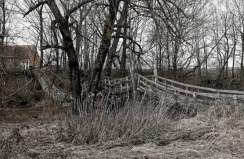 Под Черняхвском рухнул мост, связывающий поселок Заречье с внешним миром