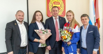 Владислав Пинаев поздравил тагильских спортсменок с медалями на мировых соревнованиях