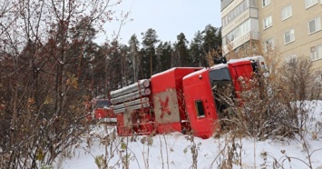 В Новоуральске опрокинувшаяся пожарная машина почти сутки пролежала рядом с дорогой