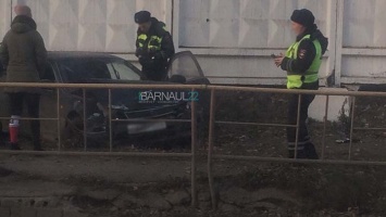 Иномарка в Барнауле вылетела на тротуар, очутившись между заборами