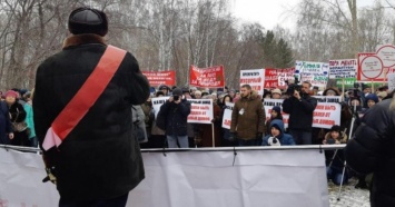 В Екатеринбурге проходит митинг против строительства мусорного полигона под Сысертью