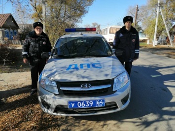 Саратовские полицейские вынесли из горящего дома женщину и ее пятилетнюю дочь