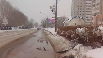 Вода вышла на дорогу из-за коммунальной аварии в Барнауле