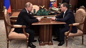 Правительство России вместе с Дмитрием Медведевым ушло в отставку