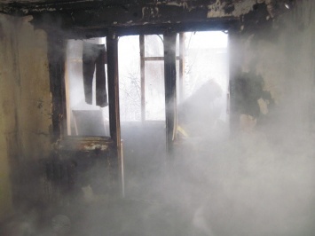 Из-за пожара в жилом доме Нижневартовска эвакуировали 8 человек, пострадала женщина