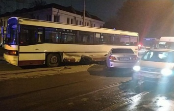 На Киевской Toyota поехала против движения и пробила кузов автобусу (фото)