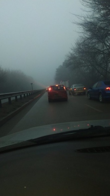 Из-за тумана на дорогах Симферополя ограничена видимость, в аэропорту задерживаются рейсы