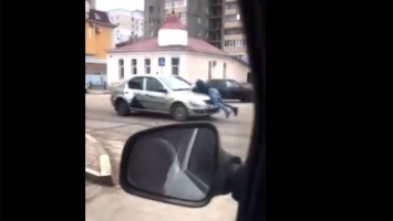 В Белгороде нашли таксиста, который провез пассажира на капоте