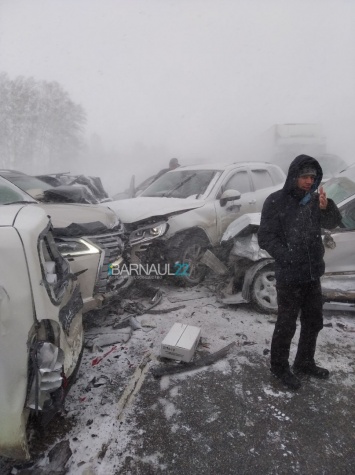 В массовой аварии под Павловском на алтайской трассе столкнулись более десятка автомобилей