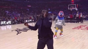 Охранник исполнил зажигательный танец на матче НБА
