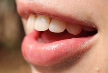 Медики из США перечислили 6 опасных для здоровья симптомов, которые связаны с языком