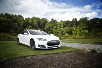 "Неожиданно ускоряющиеся" Tesla привели к более сотне аварий