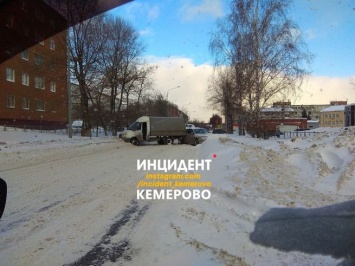 Клин из автомобилей полностью перекрыл улицу в Кемерове