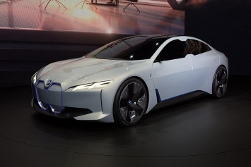 Показ электрокара BMW i4 может состояться в Женеве