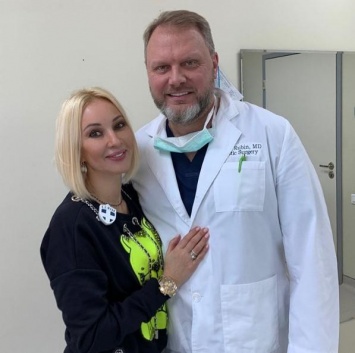 Лера Кудрявцева показала спасшего ее при разрыве грудных имплантов врача