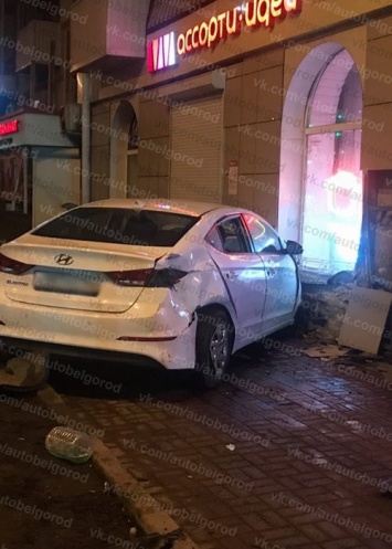 Ночью в центре Белгорода пьяный водитель иномарки врезался в фасад дома