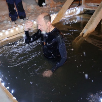 «Незабываемые ощущения»: алтайский губернатор окунулся в прорубь на праздник Крещения