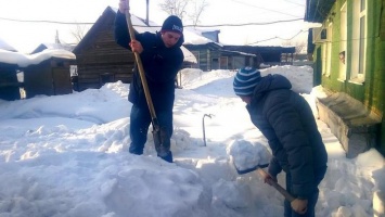 В Барнауле волонтеры помогут пенсионерам убрать снег