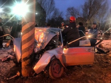 Два человека погибли при столкновении машины со столбом в Саратовской области
