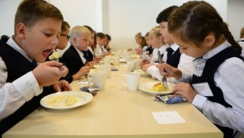 В Крыму пока не знают, на какие деньги кормить школьников