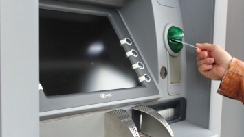 Эксперты рассказали, как безопасно снять деньги в банкомате