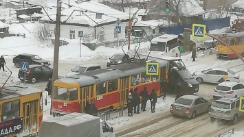 Движение трамваев было заблокировано в Барнауле из-за ДТП
