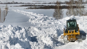 Дорожники пробиваются к селам Алтайского края после мощных снегопадов