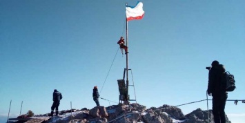 На вершине Ай-Петри установили флаг Крыма