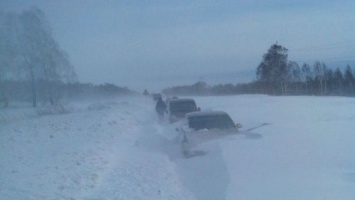 Сотрудники скорой помощи на Алтае пешком идут к пациентам из-за снежных заносов