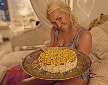 Анастасия Волочкова показала, чем кормит жениха
