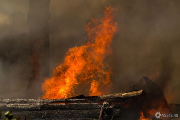Семь человек боролись со смертельным пожаром в Таштаголе