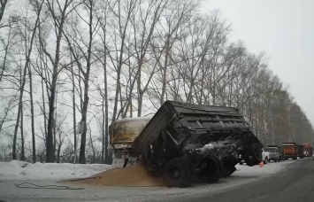 Прицеп с песком опрокинулся на трассе в Кузбассе