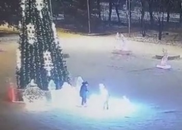 В Свободном вандалы сломали светящуюся фигуру в снежном городке