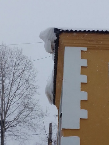 Кемеровчане поделились в Сети снимками нависшей над парковкой глыбы