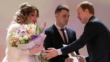 Виктор Томенко поздравил с днем свадьбы алтайского пограничника