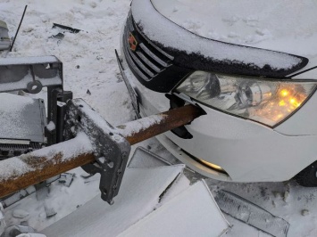 В Кузбассе сотовая вышка задела автомобиль при падении