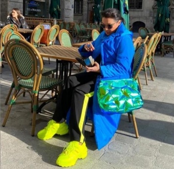 Анна Нетребко в неоново-лимонных кроссовках и брюках с лампасами замечена в Мюнхене